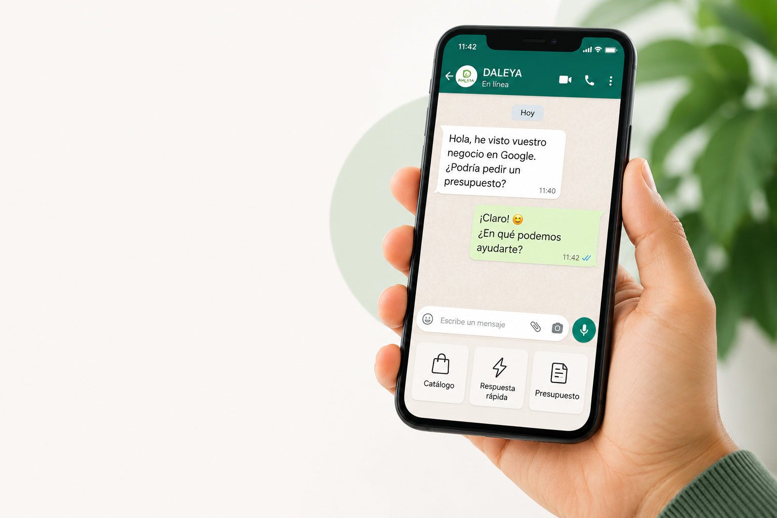 Mano sosteniendo un móvil con WhatsApp